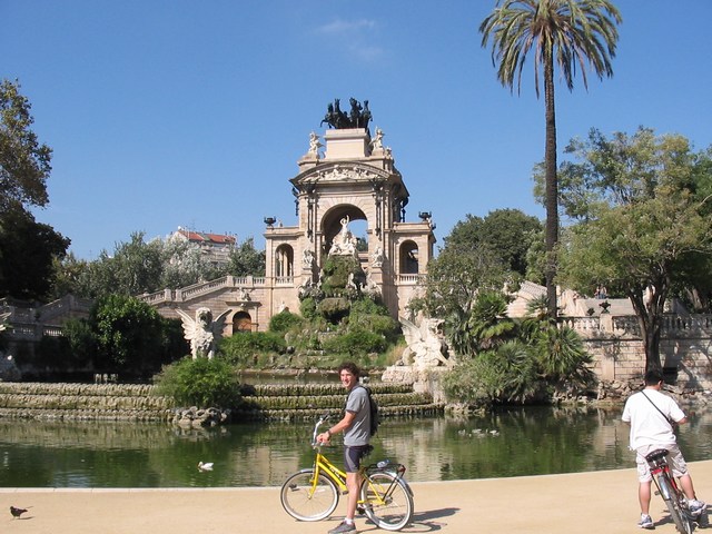 Spain: Me in front of the fountain again