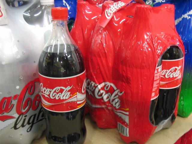 Switzerland: Interlachen: Coke to show clingan a six pack of liter bottles