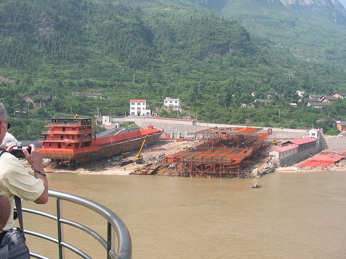 Yangtze River - Building a large boat on land